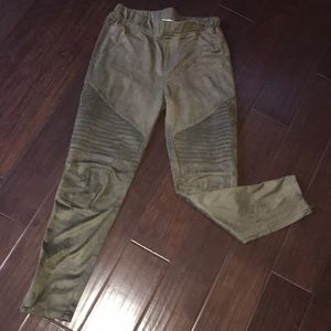 Umgee motto suede pants size L. Olive